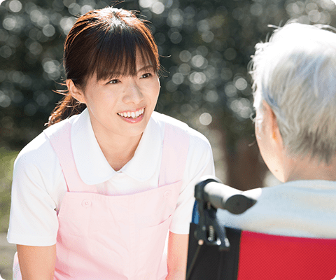 車椅子の女性と話すスタッフ